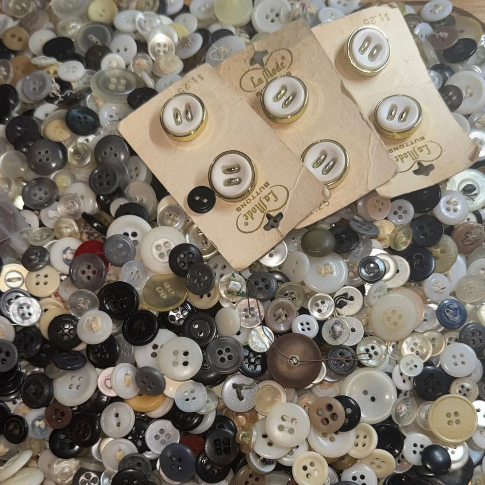 6,168 Button Bundle Assorted - Picture 2 of 13